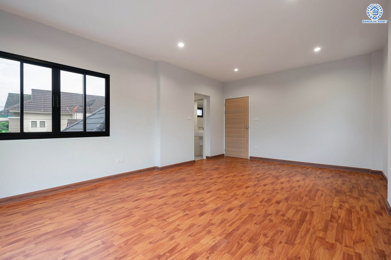 บ้านมือสองตกแต่งใหม่ ม.เนเบอร์โฮม วัชรพล เนื้อที่ 68 ตร.ว. ฟังก์ชัน 3 ห้องนอน 4 ห้องน้ำ 1 ห้องแม่บ้าน จอดรถได้ 2 คัน บนทำเลเชื่อมต่อหลายเส้นทาง ทั้ง ถนนสุขาภิบาล5 ถนนสายไหม และถนนรามอินทรา ใกล้ทางด่วน "ฉลองรัช" และรถไฟฟ้าสายสีเขียว "สถานีสายหยุด"